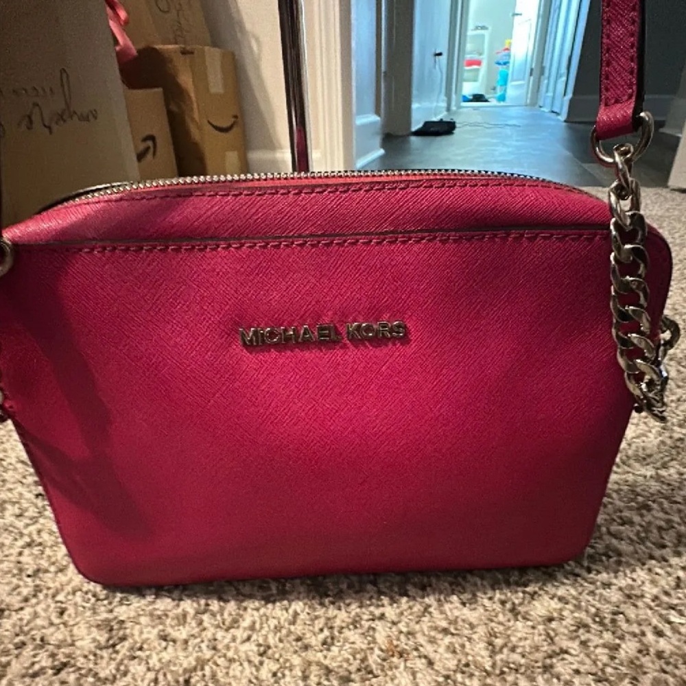 Michael Kors Jet Set Large
Saffiano Leather Crossbody Bag